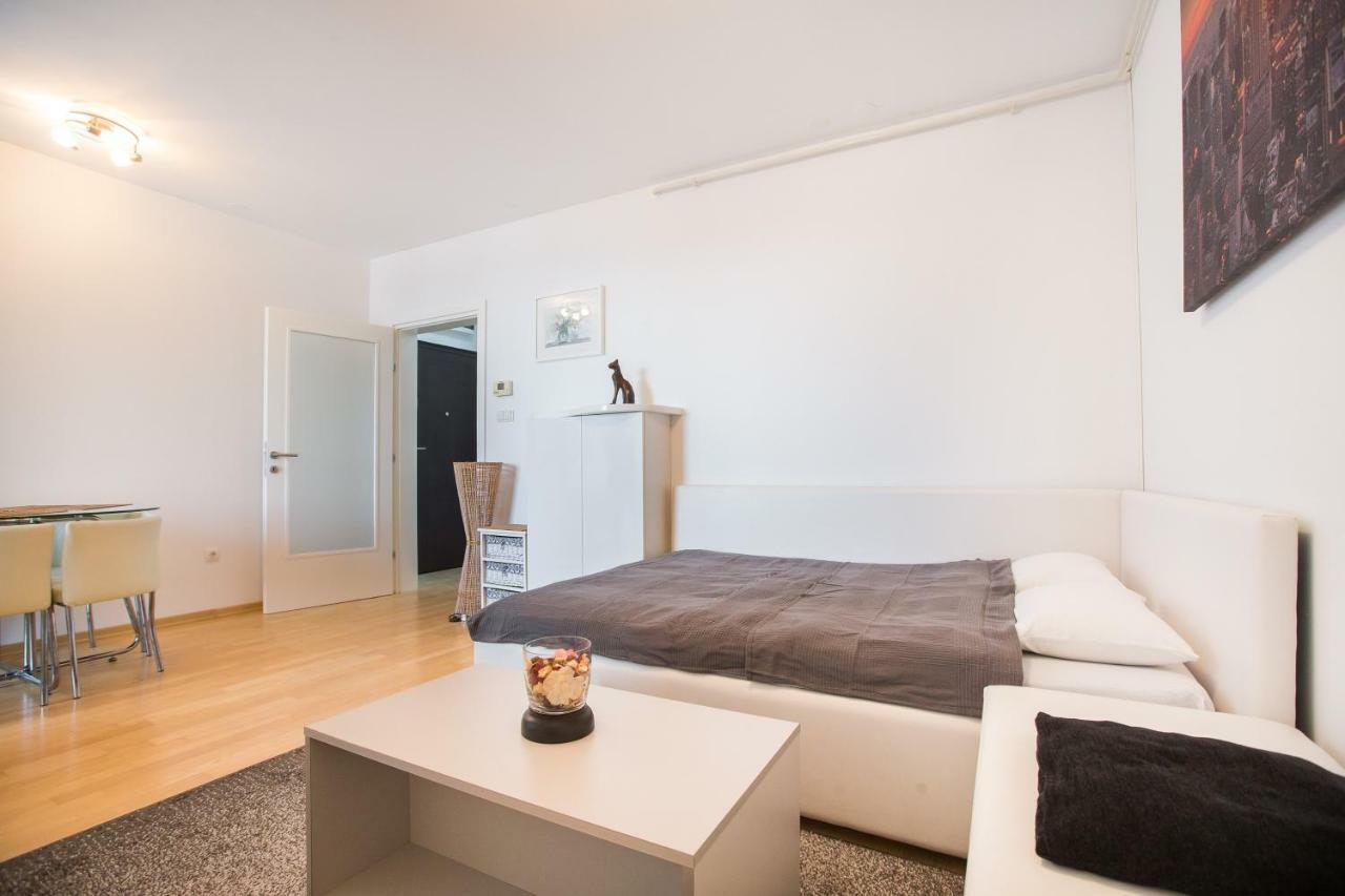 Cozy & Modern Studio With Balcony ザグレブ エクステリア 写真