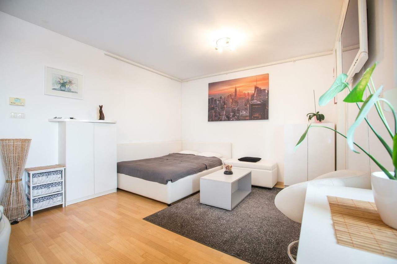 Cozy & Modern Studio With Balcony ザグレブ エクステリア 写真